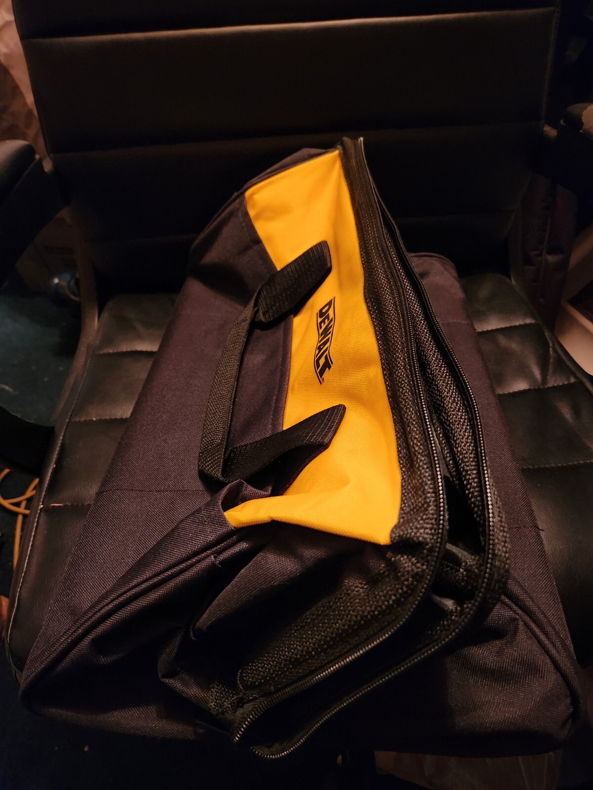 DEWALT 624807-01 Tool Bag Heavy Duty Ballistic Nylon 19” x 12″ x 11″ 10 pockets