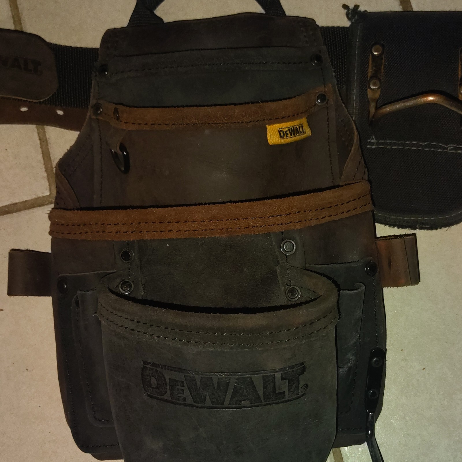 DEWALT Leather Tool Belt with Pouches, Quick Release Buckle, Brown/Black