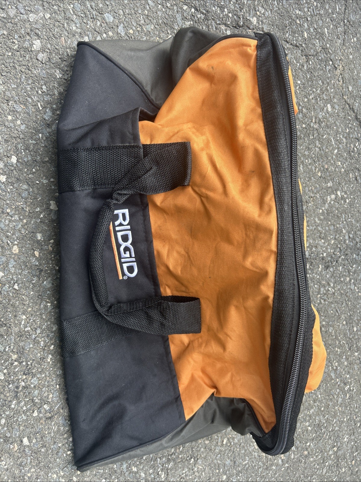 RIDGID 22” X 11″ X 12″ Large Heavy Duty Tool Bag with 6 Exterior Pockets