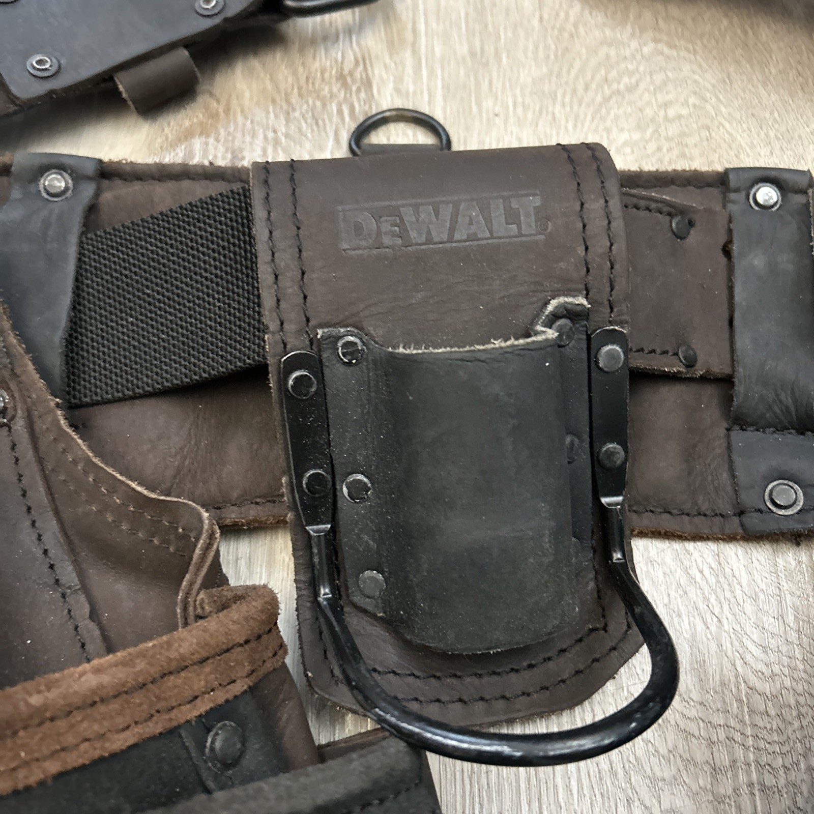 DeWalt Leather Tool Rig Belt Heavy Duty Multiple Pockets Adjustable DWST550113
