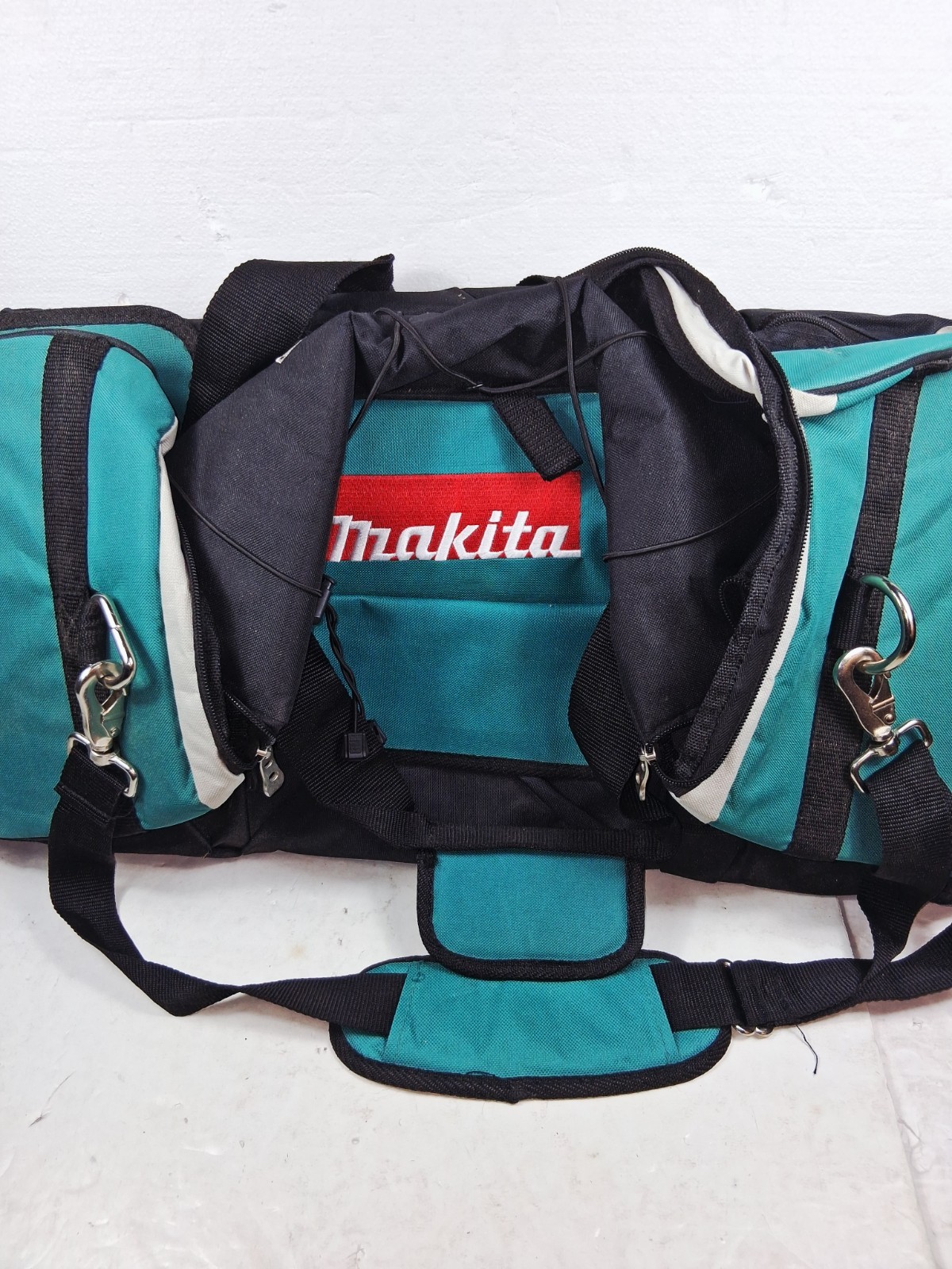 Large Makita Tool Bag/ Case 26″ Heavy Duty Canvas 831269-3 Wheels Handle 18 Volt