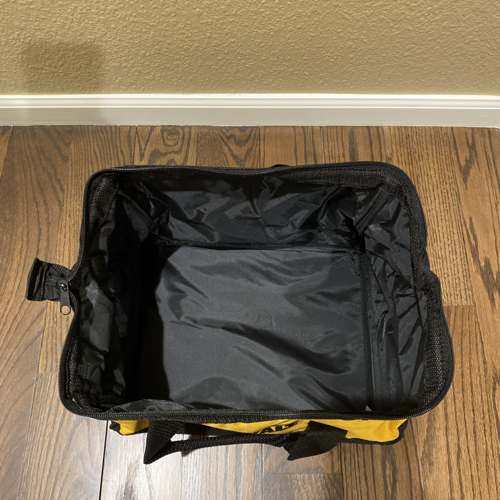 DEWALT Contractors Doctors Type Holdall Tool Tote Bag N381993 10″x 12″ 9″ tall