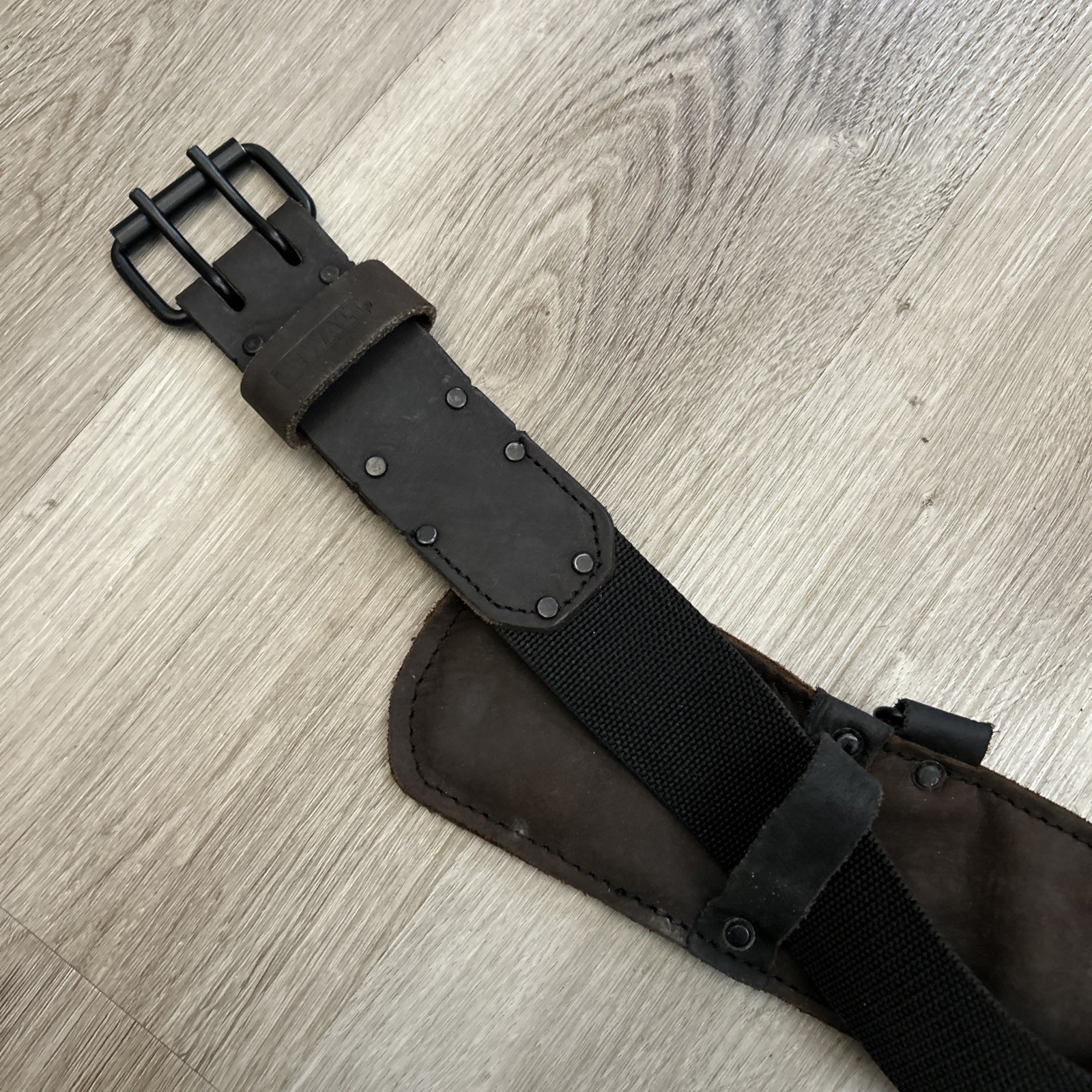 DeWalt Leather Tool Rig Belt Heavy Duty Multiple Pockets Adjustable DWST550113