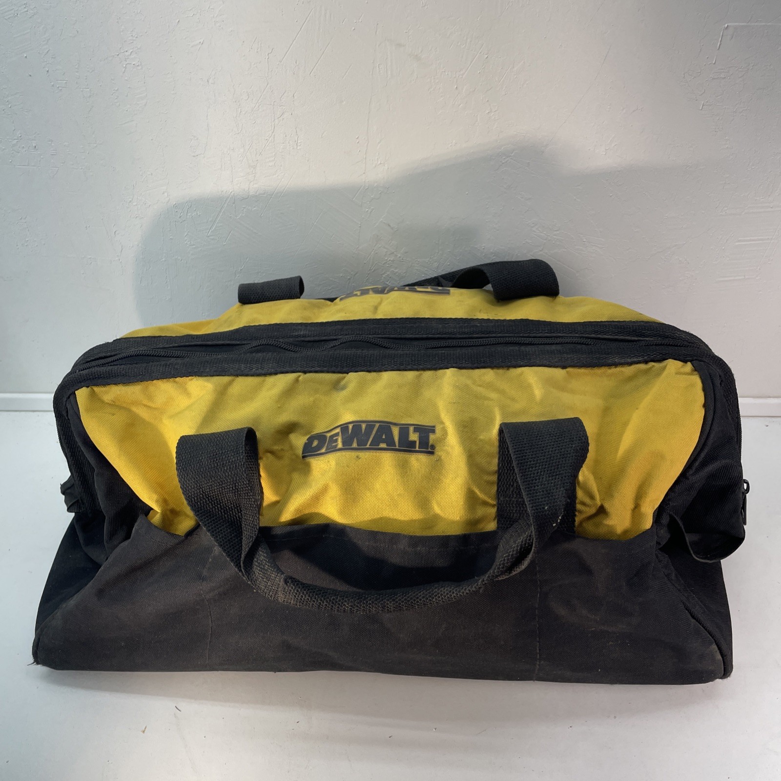 Dewalt Tool Bag Heavy Duty 624807–01 (Zipper issues￼ see Description ) Used ￼