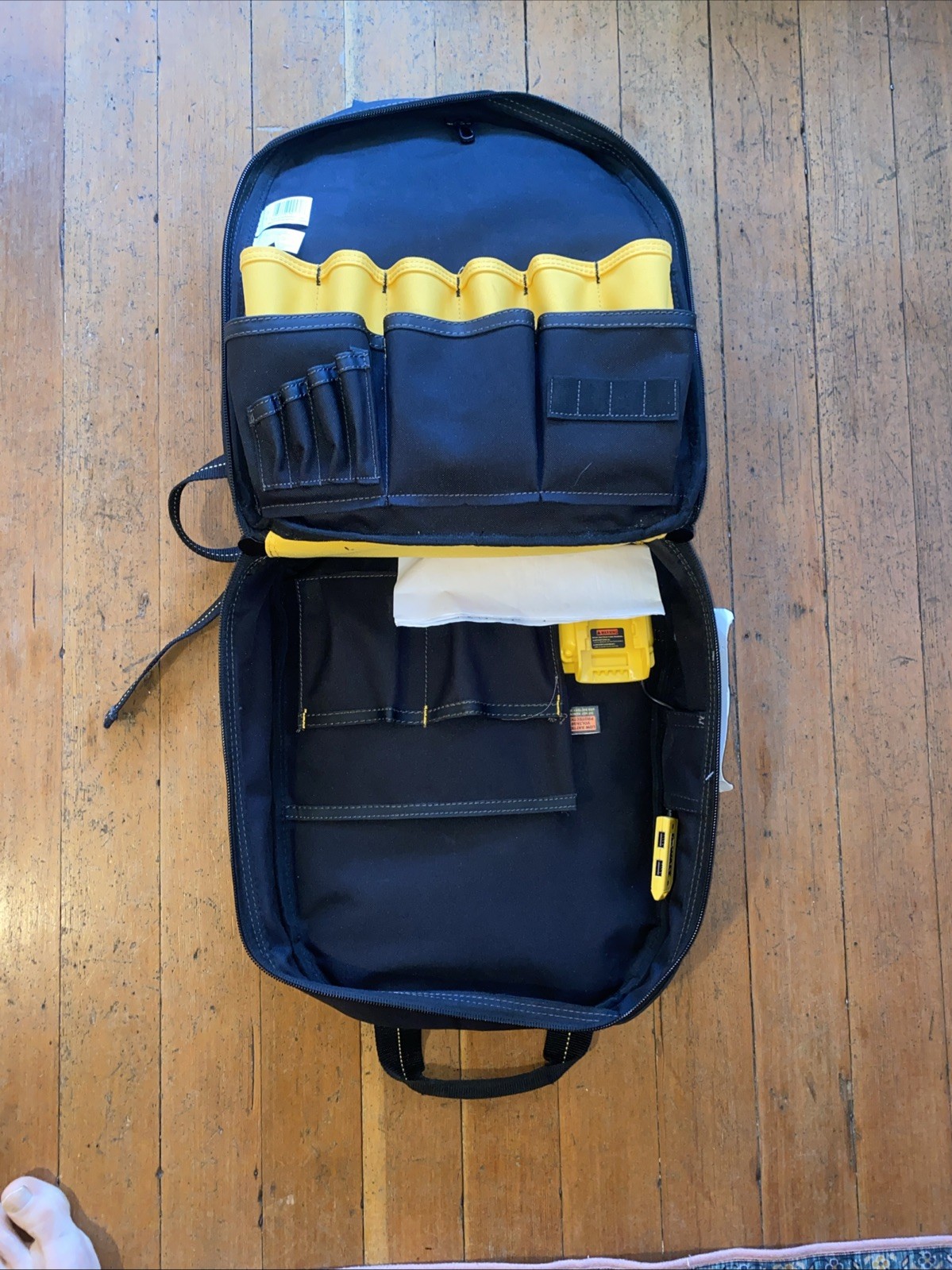 Dewalt 20v Backpack Dgc530 W/ Charging Dock 23 Pocket