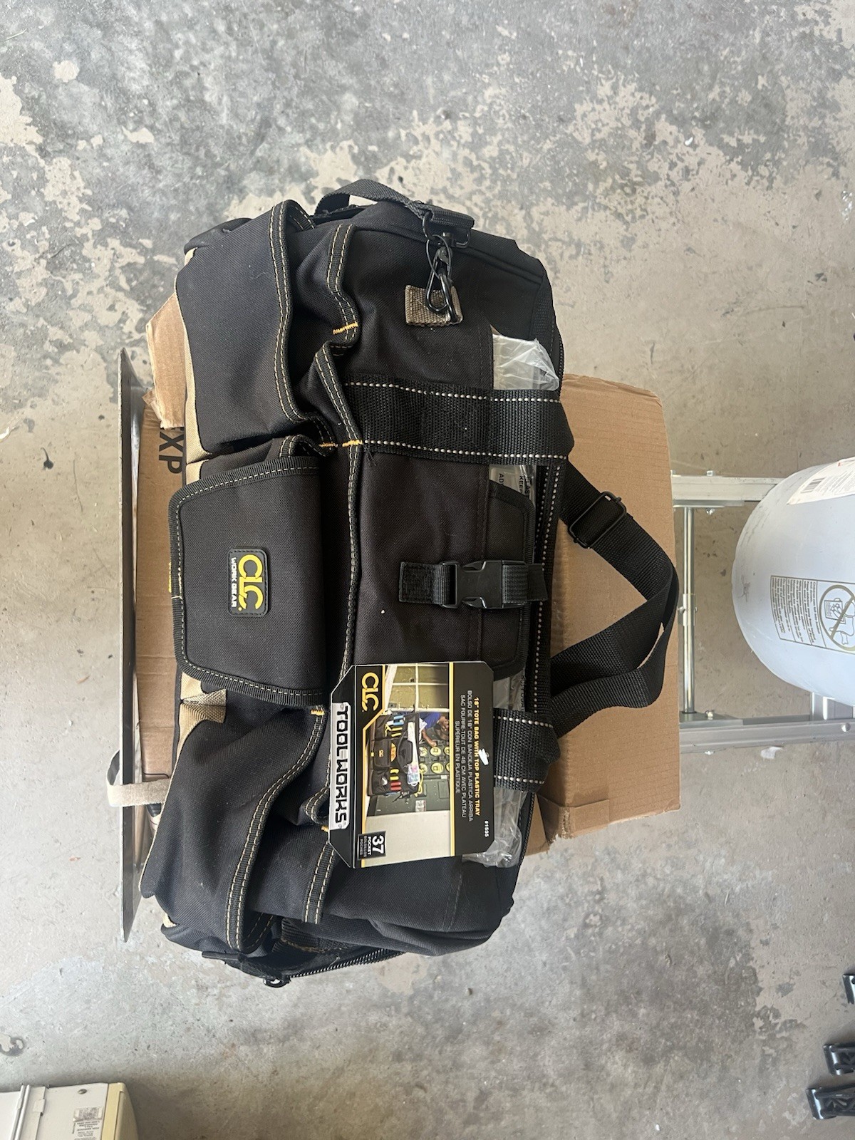 18″ TOOL BAG WITH TOP-SIDE PLASTIC PARTS TRAY