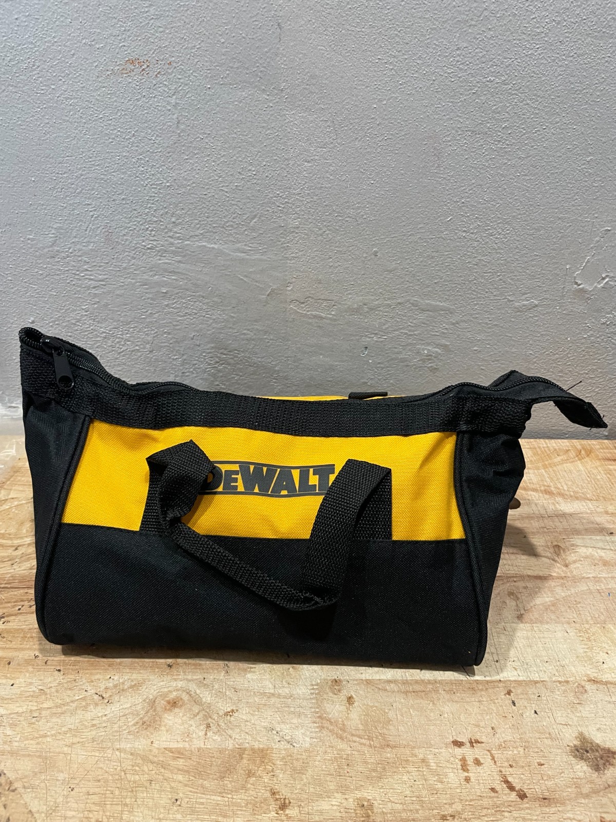 New Dewalt 11” Heavy Duty Ballistic Nylon Tool Bag 11” x 8” x 7”