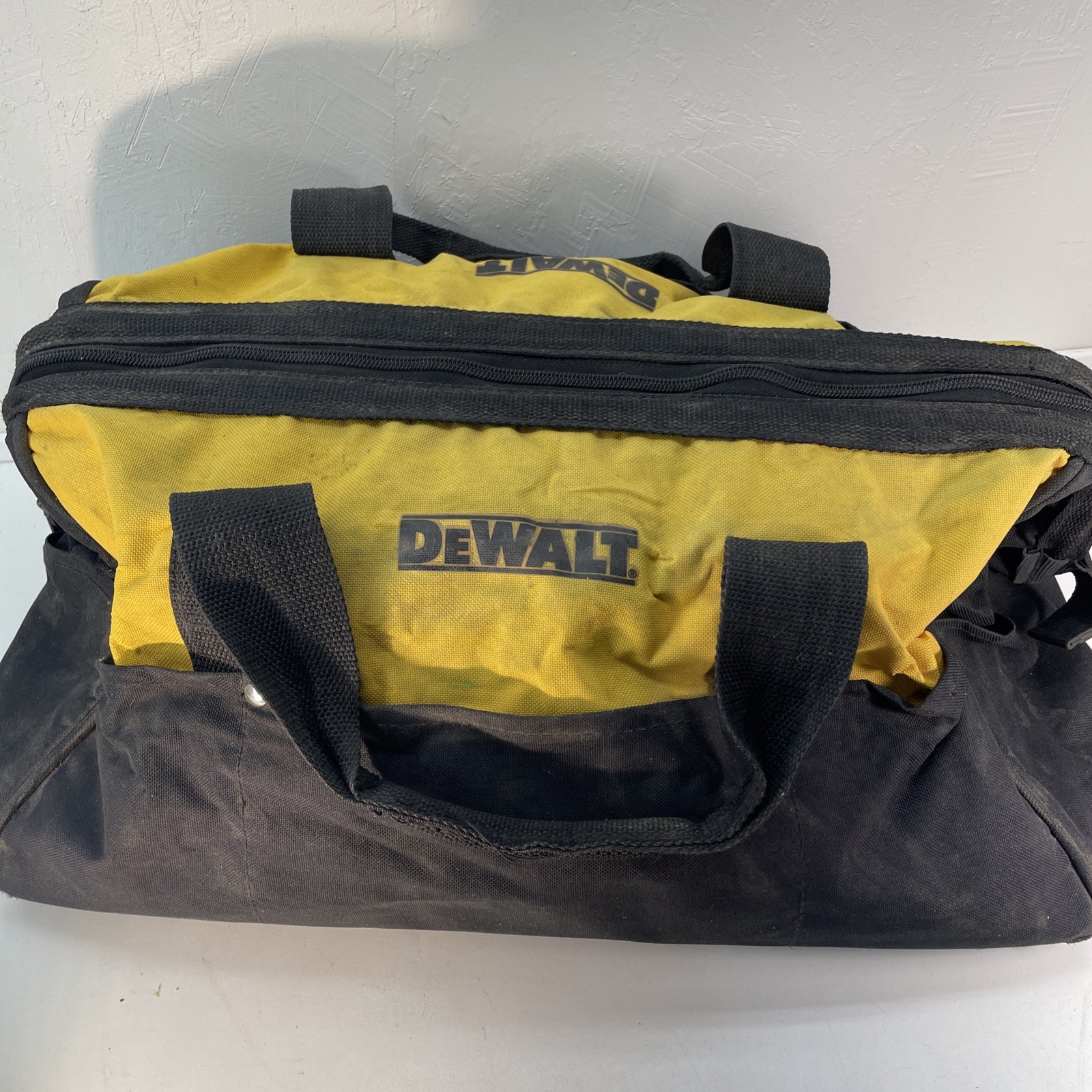Dewalt Tool Bag Heavy Duty 624807–01 (Zipper issues￼ see Description ) Used ￼