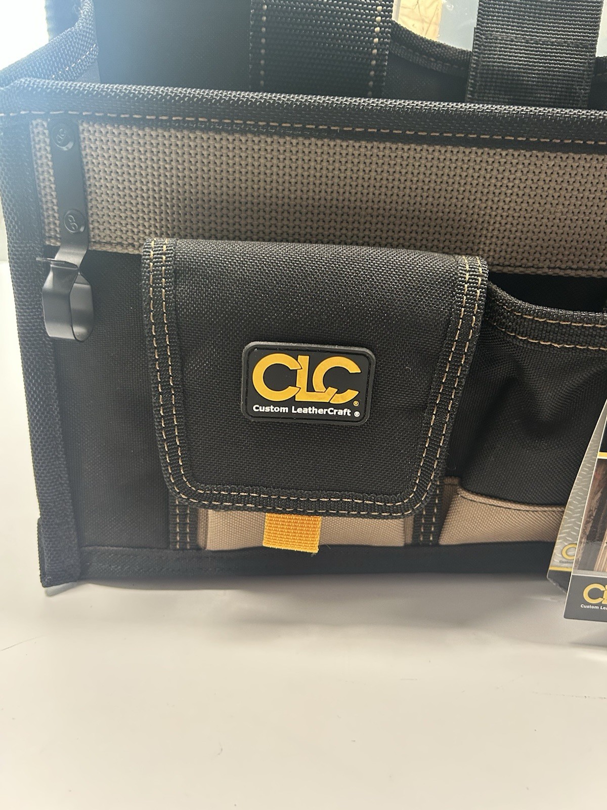 CLC Custom Leathercraft 1529 16-Pocket 16-inch Center Tray Tool Bag