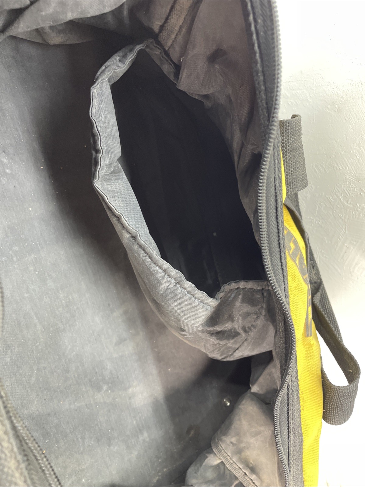 Dewalt Tool Bag Heavy Duty 624807–01 (Zipper issues￼ see Description ) Used ￼