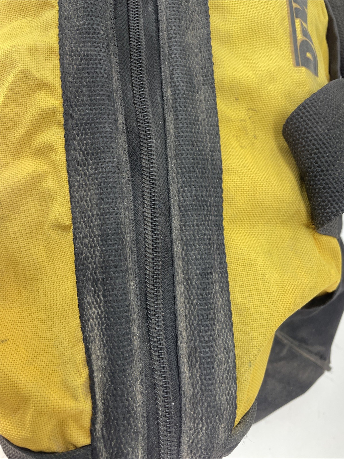 Dewalt Tool Bag Heavy Duty 624807–01 (Zipper issues￼ see Description ) Used ￼