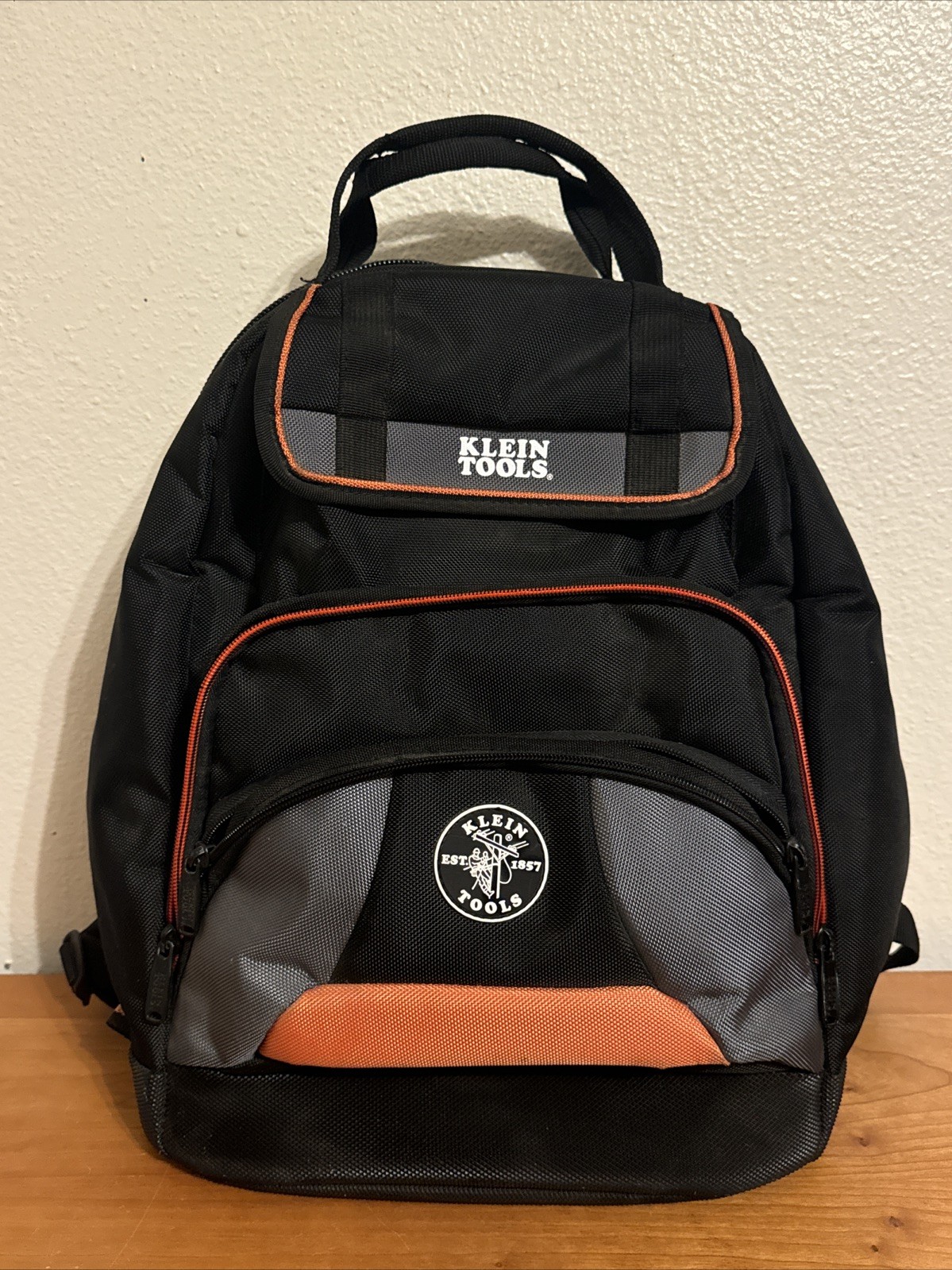 KLEIN TOOLS Tradesman Pro Tool Backpack Electrician Hard Bottom Great Condition!