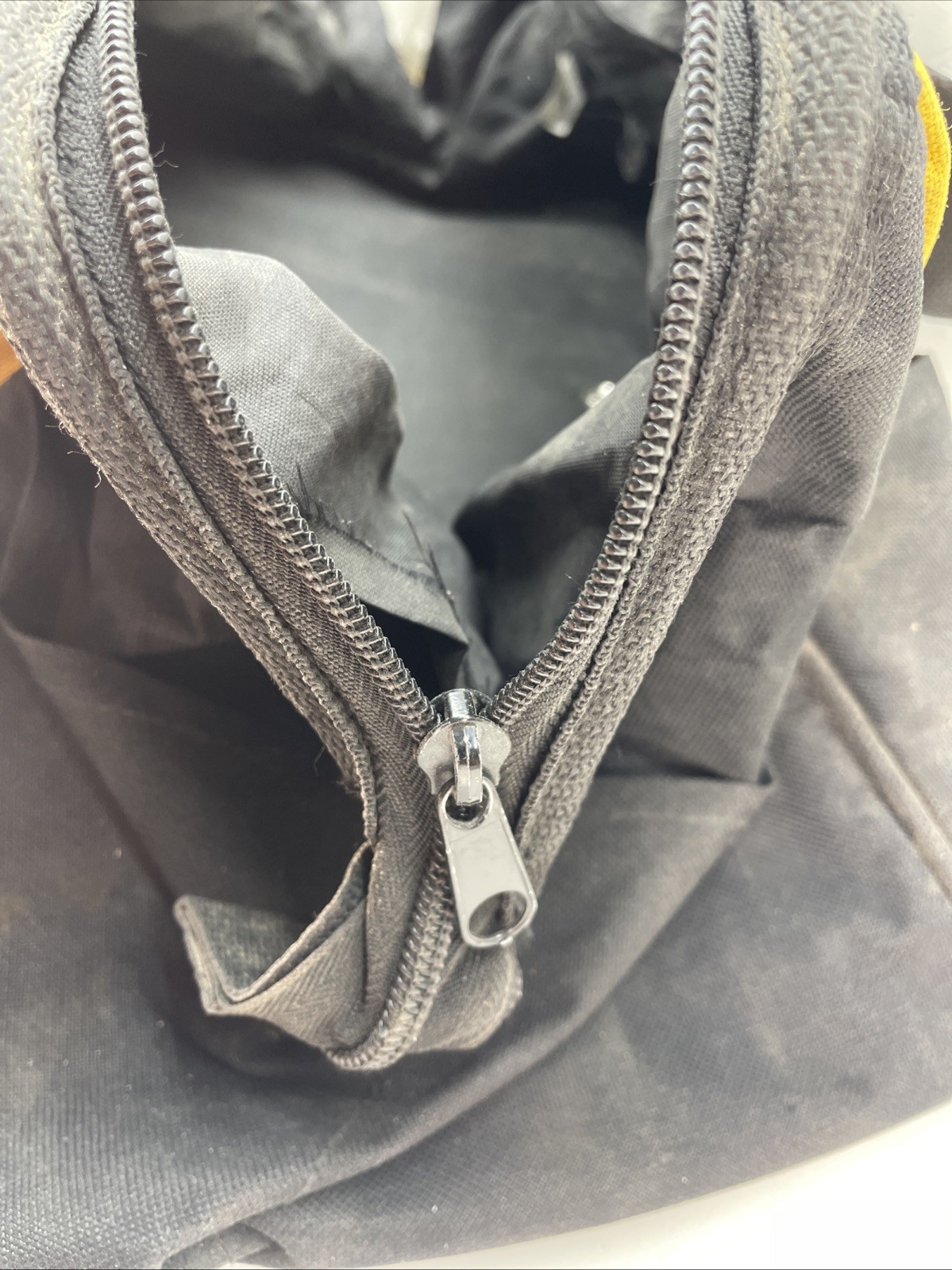 Dewalt Tool Bag Heavy Duty 624807–01 (Zipper issues￼ see Description ) Used ￼