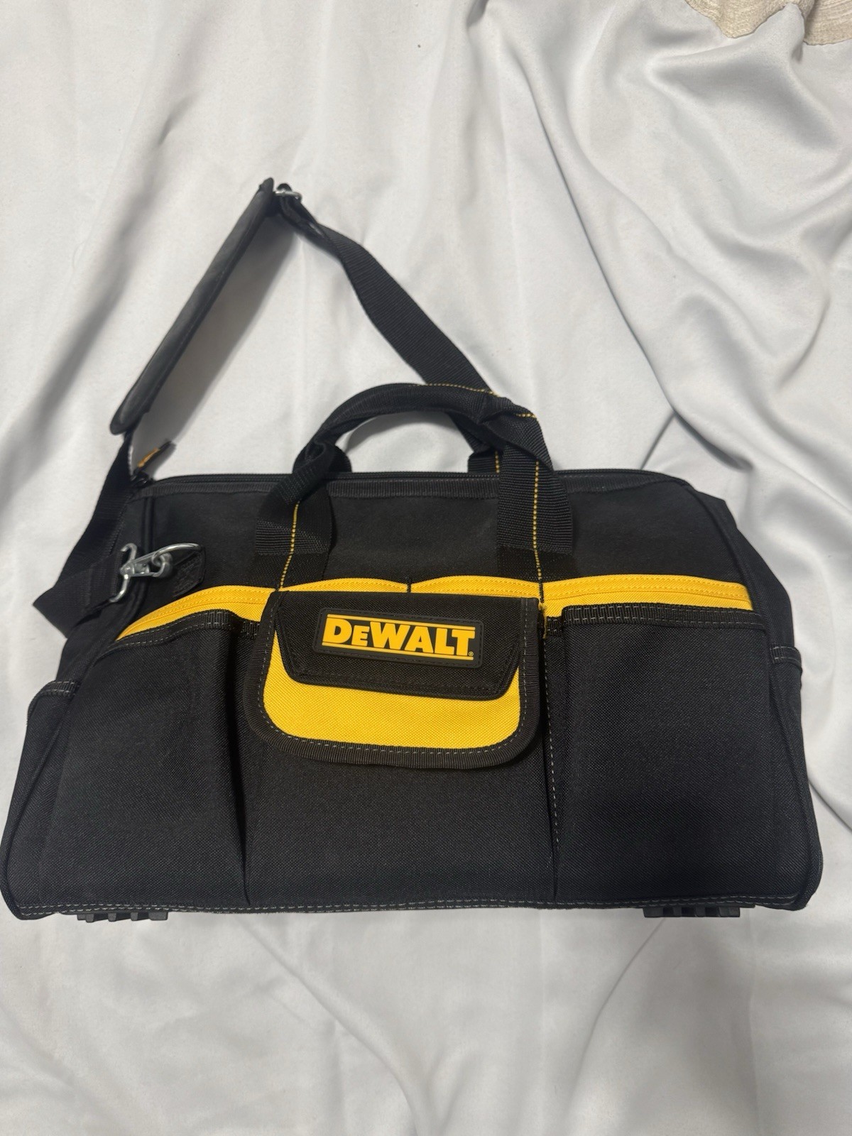 DeWALT DG5543 16 inch Tradesman’s Tool Bag 33 pocket black