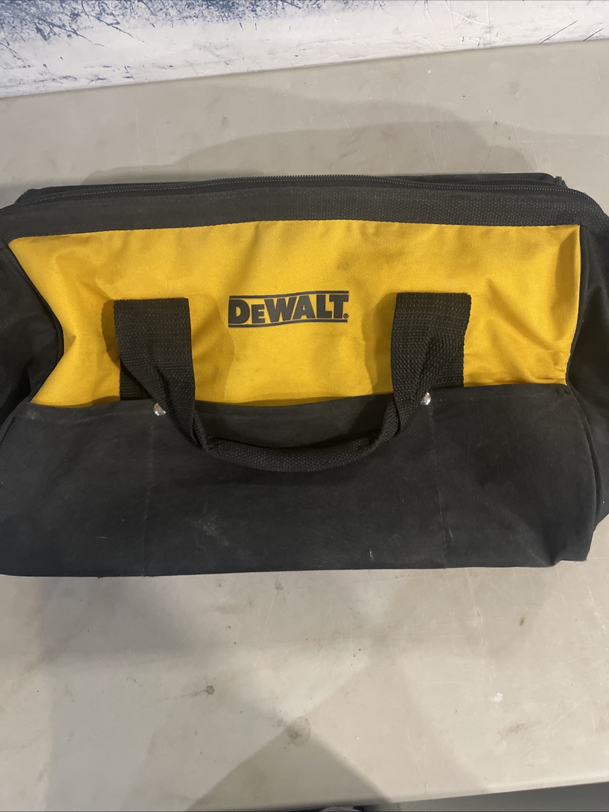 DeWalt Can As And Ballistic Nylon Tool Bag 18″